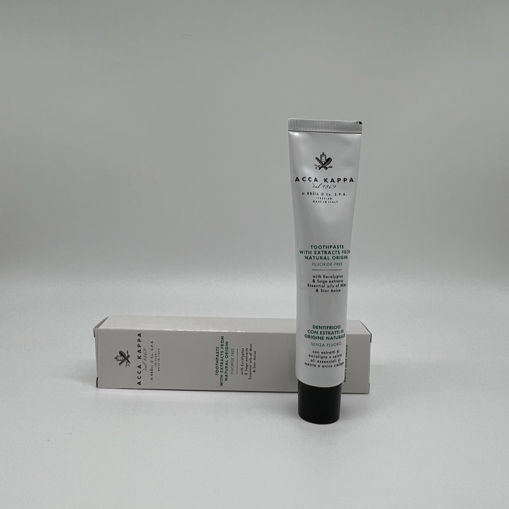 Toothpaste with extracts from natural origin